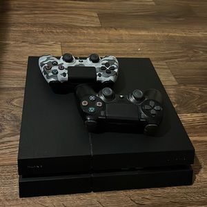 Selling the ps4 used , with two controllers.